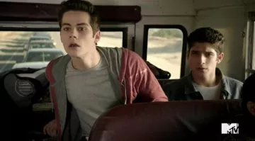 The hoody reversible RVCA Stiles Stilinski (Dylan O'brien) in Teen Wolf S03E05