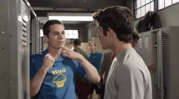 The t-shirt Stud Muffin of Stiles Stilinski (Dylan O'brien) in Teen Wolf (S02E03)