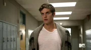 El cárdigan a rayas Kenneth Cole de Isaac Lahey en Teen Wolf