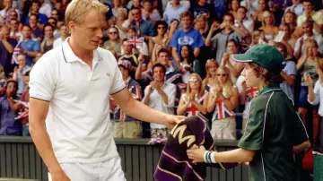 Le Polo Fred Perry blanc de Peter Colt (Paul Bettany) dans La Plus Belle Victoire