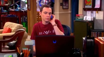 The t-shirt "Equation of the Flash" Sheldon Cooper (Jim Parsons) in The Big Bang Theory S06E21