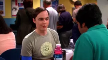 The t-shirt "kryptonian translator" of Sheldon Cooper (Jim Parsons) in The Big Bang Theory S06E01