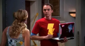 Le t-shirt Shazam de Sheldon Cooper (Jim Parsons) dans The Big Bang Theory S02E10