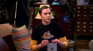 Découvrez tous les vêtements et accessoires de l'épisode S5E11: The  Speckerman Recurrence on The Big Bang Theory