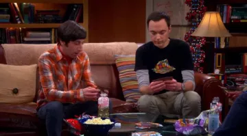 The t-shirt "Rubik's cube" of Sheldon Cooper (Jim Parsons) in The Big Bang Theory S10E22