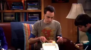 The t-shirt "Grey Flash" Sheldon Cooper (Jim Parsons) in The Big Bang Theory S01E14