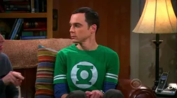 Le t-shirt Green Lantern de Sheldon Cooper (Jim Parsons) dans The Big Bang Theory S03E18