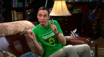 La camiseta "Green Arrow" de Sheldon Cooper (Jim Parsons) dans The Big Bang Theory (S04E05)