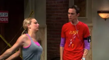 Le t-shirt retro "The Flash" de Sheldon Cooper (Jim Parsons) dans The Big Bang Theory S04E02