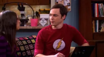 The t-shirt "The Flash Distressed" by Sheldon Cooper (Jim Parsons) in The Big Bang Theory S05E18
