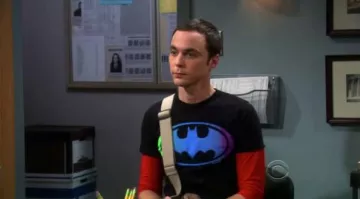 Le t-shirt gradient Batman de Sheldon Cooper (Jim Parsons) dans The Big Bang Theory (S04E07)