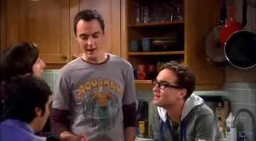 The gray t-shirt Aquaman Sheldon Cooper (Jim Parsons) in The Big Bang Theory (S01E08)