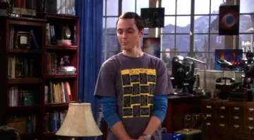 Le t-shirt "De Oxy Ribo" de Sheldon Cooper (Jim Parsons) dans The Big Bang Theory