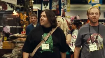 The t-shirt "Creature From The Black Lagoon" Clive's Responsible (Nick Frost) in Paul