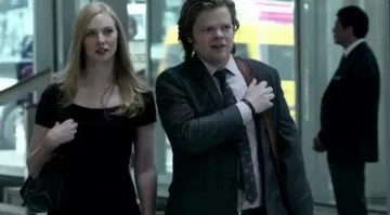 Vestido burdeos de Karen Page (Deborah Ann Woll) en Daredevil