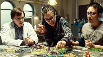 Le boardgame de Cosima (Tatiana Maslany) et sa bande de geeks dans Orphan Black S02E08