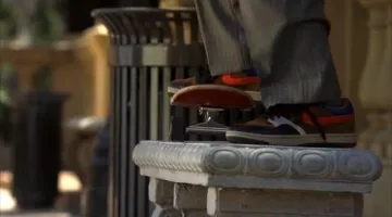 Les sneakers Nike Court Force Low Bison Sport Red Cappuccino du Dr. Gregory House (Hugh Laurie) dans Dr House (Saison 3)