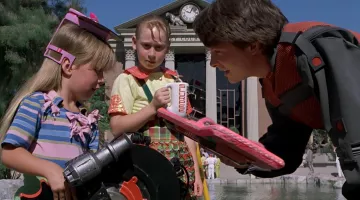 L'hoverboard (replique officielle) de Marty McFly (Michael J. Fox) dans Retour vers le Futur 2