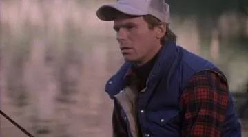 La chaqueta azul sin mangas North Face de Angus MacGyver (Richard Dean Anderson) en MacGyver