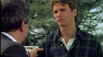 MacGyver's (Richard Dean Anderson) camisa escocesa de franela a cuadros en MacGyver (S01E01)