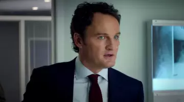 The burgundy tie of John Connor (Jason Clarke) in Terminator Genisys