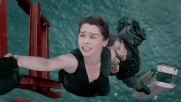 La camiseta negra sin mangas de Sarah Connor (Emilia Clarke) en Terminator Genisys