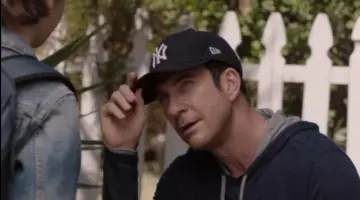 La casquette des New York Yankees de Jack dans Stalker S01E06