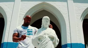 The T-shirt "I am on Team Jesus" Dwayne Johnson in No pain no gain