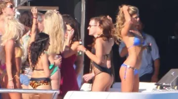 The bikini blue Bridgite (Nina Agdal) in Entourage