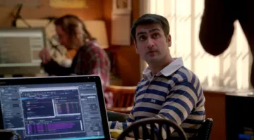 The striped polo Dinesh Chugtai (Kumail Nanjiani) in Silicon Valley S01E03