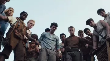 The t-shirt J. Crew Dylan O'brien in The Maze