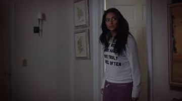 Sweatshirt white "Eat well, live well Work hard..." worn by Emily Fields (Shay Mitchell) in Pretty Little Liars S06E01