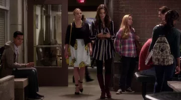 La jupe imprimé ananas MSGM portée par Hanna Marin (Ash­ley Ben­son) dans Pretty Little Liars (S06E05)