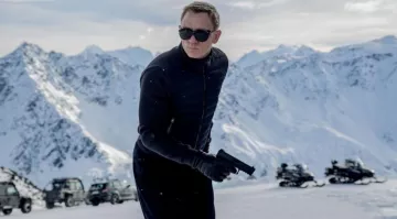 The pair of sunglasses Vuarnet James Bond (Daniel Craig) in Spectrum