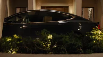 La Tesla Model S Sedan de Harry Hart (Colin Firth) dans Kingsman : Secretos de servicios