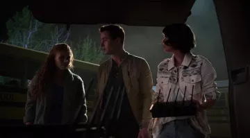 La veste blanche Mos­simo Sup­ply Co de Malia Tate (Shelley Hennig) dans Teen Wolf S05E07