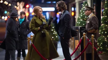 Le manteau Gucci oversize kaki de Adaline Bowman (Blake Lively) dans le film The Age of Adaline