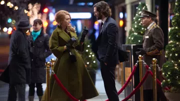 Le manteau Gucci oversize kaki de Adaline Bowman (Blake Lively) dans le film The Age of Adaline