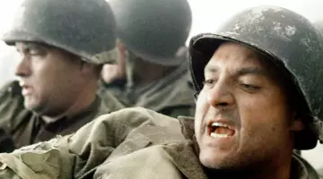Le casque de G.I. du Sergeant Horvath (Tom Sizemore) dans Il faut sauver le soldat Ryan