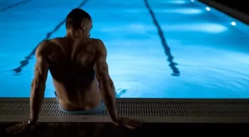 The blue bathing shorts Orlebar Brown James Bond (Daniel Craig) in Skyfall