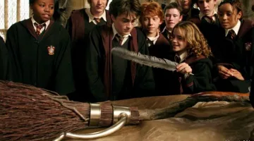 The Broom "Flash of Fire" Harry Potter (Daniel Radcliffe) in Harry Potter and the goblet of fire