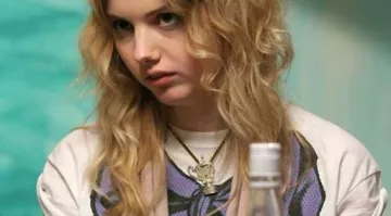 Camiseta nudo de Cassis en Skins