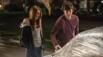 The sweatshirt bordeaux of Quentin (Nat Wolff) in The hidden face of Margo