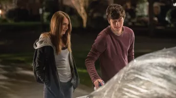 Grey tank top from Cara Delevingne (Margo) in The hidden face of Margo