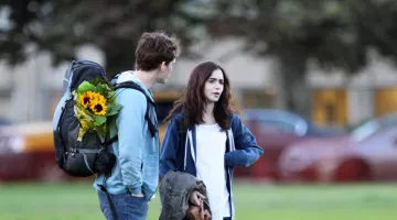 Le sweat à capuche American Apparel de Lily Collins dans Love, Rosie