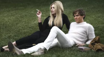 Le pull blanc mohair de Kenny (Nicholas Hoult) dans A Single Man