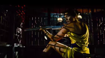 La robe de soirée jaune de Ilsa faust (Rebecca Ferguson) dans Mission : Impossible - Rogue Nation
