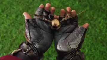 Le vif d'or attrapé par Harry Potter (Daniel Radcliffe) dans Harry Potter à l'École des Sorciers