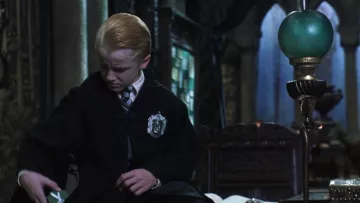 The replica of the cape of house Slytherin worn by Draco Malfoy (Tom Felton) in Harry Potter and the chamber of secrets