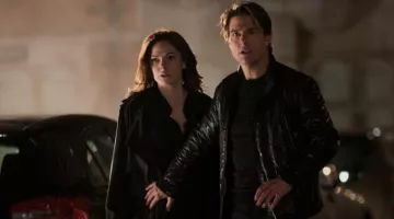 The leather jacket John Varvatos Ethan Hunt (Tom Cruise) in Mission Impossible - Rogue Nation